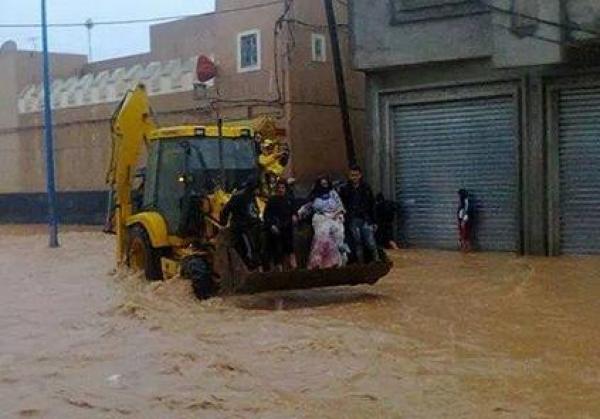 بالصور : بعد شاحنة النفايات ، "تراكس" يحمل مواطنين وسط فيضانات  ايكي واسيف بتزنيت