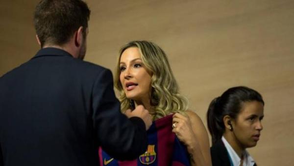 قميص برشلونة يحرج الـ"فيفا"