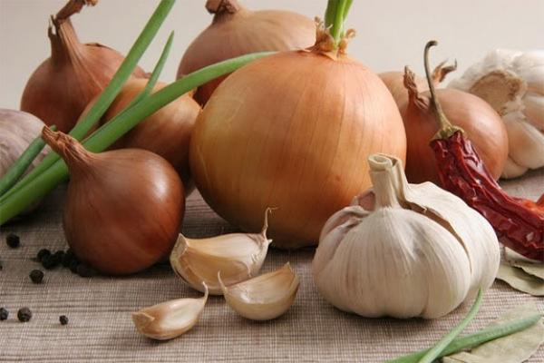 خَطَأ فِي فَهْم أَحَادِيث النَّهْيُ عَنْ أَكْلِ البَصَلِ وَالثَّوْمِ !!