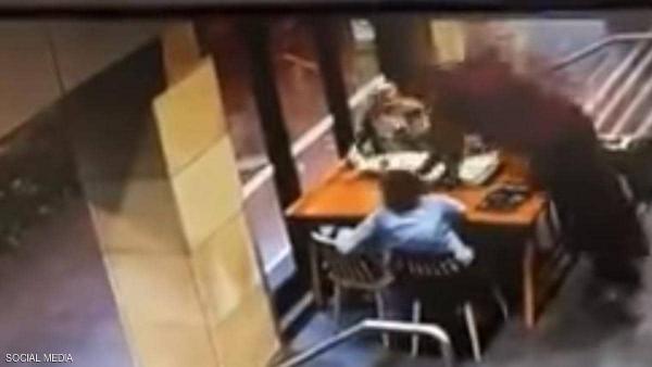 هجوم عنصري بأستراليا.. رجل ينهال على امراة بالضرب و الرفس فقط لأنها "محجبة"