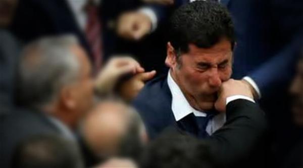 بالفيديو و الصور: اشتباكات بالأيدي والكراسي في البرلمان التركي