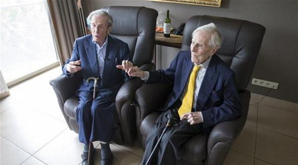 توأمان عازبان بعمر 102 ينصحان الشباب بالزواج