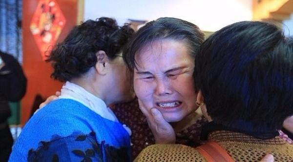 بالصور: امرأة تلتقي شقيقاتها بعد فراق 58 عاماً