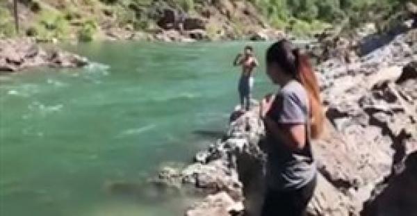 بالفيديو والصور.. أصدقاء يرصدون اللحظات الأخيرة لغرق أحدهم