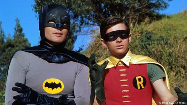 طرح أزياء شخصيتي "باتمان" و"روبين" للبيع بمزاد علني