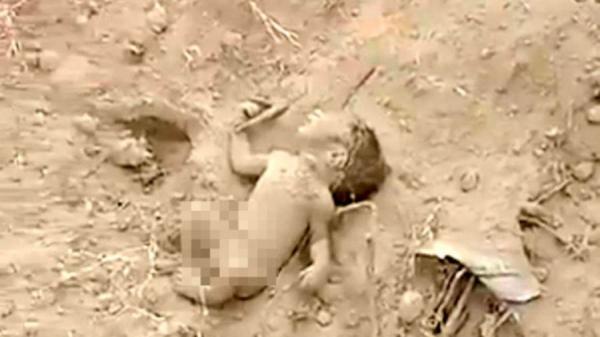 العثور على رضيع حي تحت التراب بعد انهيار أرضي بالهند