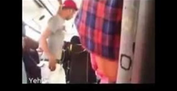 بالفيديو : شاب يغافل فتاة ويسرقها في حافلة نقل عام