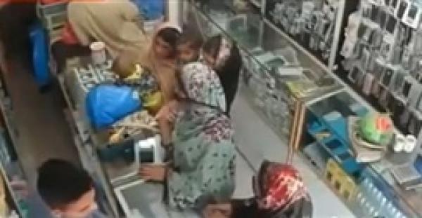 عائلة تسرق محلا بطريقة ماكرة (فيديو)