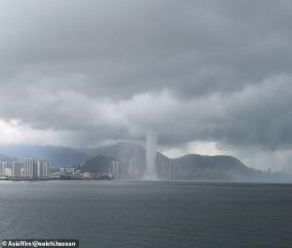 شاهد.. عامود الماء الضخم يدمر عشرات المباني في ماليزيا