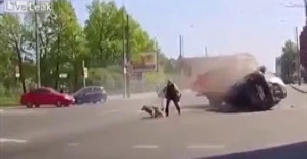 بالفيديو.. نجاة لا تصدق لامرأة وكلبيها من حادث مروع