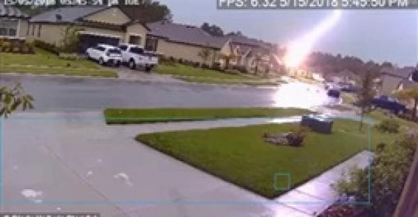 لحظة مذهة  لبرق بولاية فلوريدا الامريكية  (فيديو)