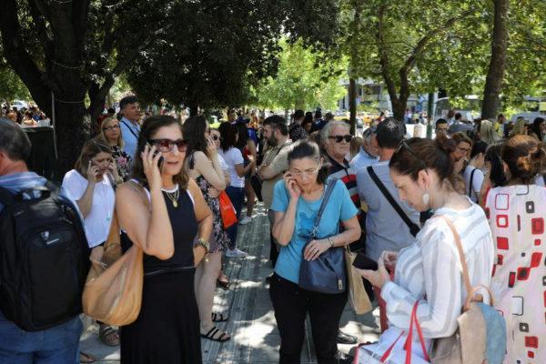 رعب في شوارع العاصمة اليونانية أثينا بعد زلزال قوي (فيديو)