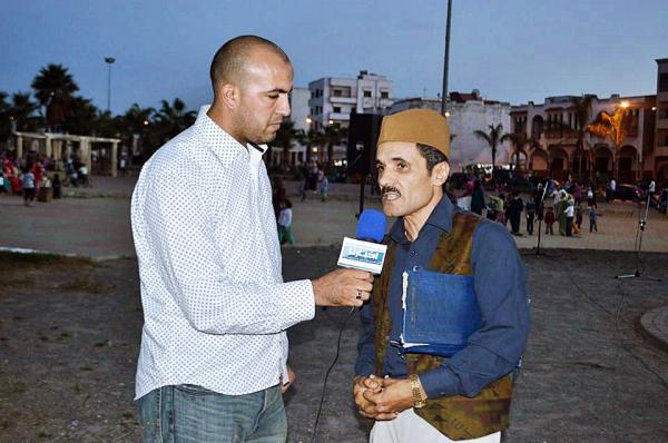 الفنان حسن مكيات يخلق الحدث بتمارة و " يتشرمل " في الشارع العام (الفيديو)