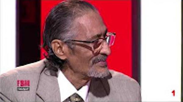 تأثر بالغ للفنان نور الدين بكر وهو يعلق على صورة رفيق دربه الراحل مصطفى سلمات