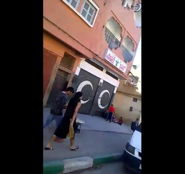 بالفيديو ...صاحب "الصايا " يتجول بحي شعبي ويستفز ساكنة بني ملال وفيسبوكيون غاضبون