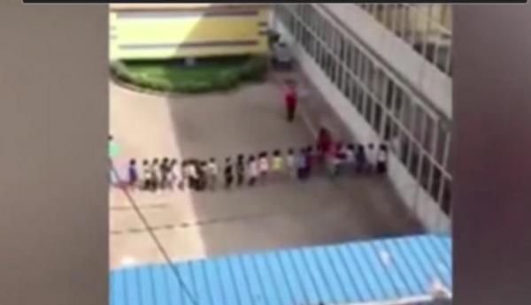 بالفيديو: معلم يركل الأطفال في حضانة بالصين