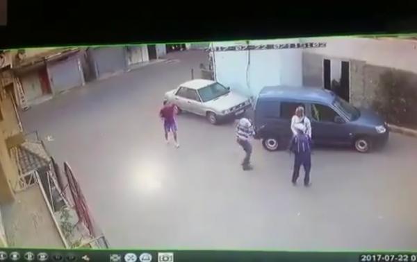 جوج توام في البرنوصي تيشفرو المواطنين بالسيوف و تدخل بطولي لولد الدرب