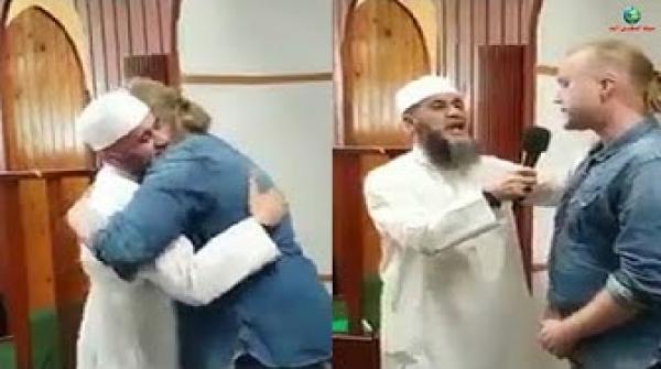 شاب مسيحي بنيوزيلندا يدخل المسجد و يعتنق الإسلام