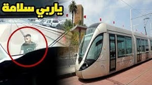 شاهد ماذا وقع لمراهق كان معلقا بالطرامواي