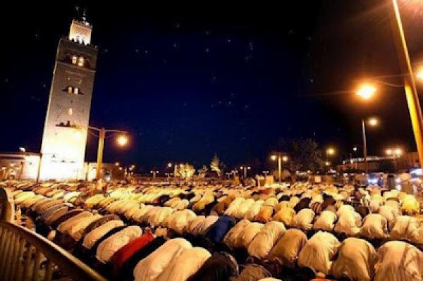 مُختلة تُثير الهلع بمسجد "الكتبية"..توعدت المُصليات بنار جهنم وبشرت اليهود بالجنة