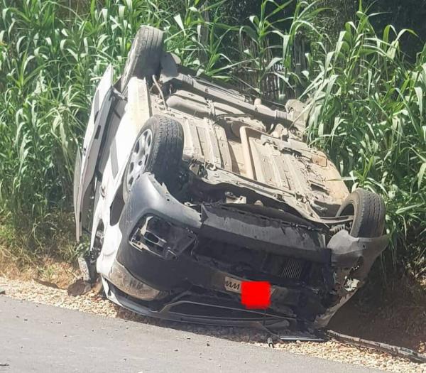 بالصور: انقلاب سيارة أجرة كبيرة في اصطدام مع سيارة لبيع الخبز وهذه الحصيلة