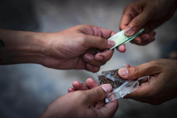 فين وصلنا..اعتقال تلميذ ابتدائي داخل القسم متلبسا بحيازة مخدرات