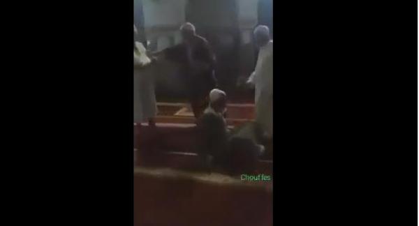 فضيحة : شجار حاد بين مصليين داخل مسجد