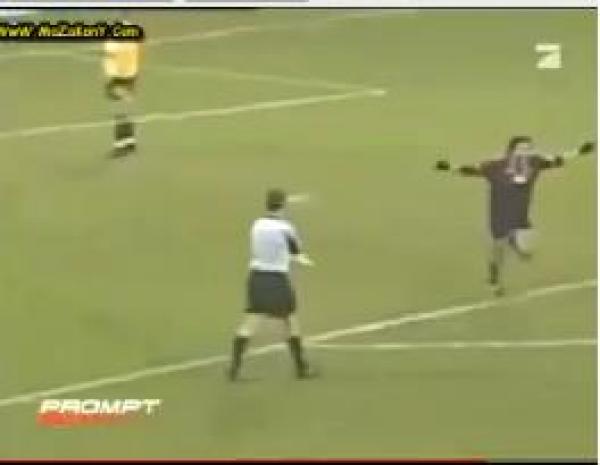 لاعب كرة يقطع أصبعه في الملعب احتفالا بالهدف