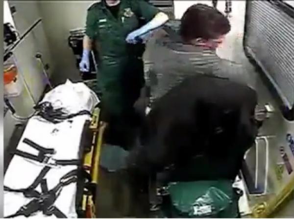 بالفيديو: شاهد ماذا فعلت هذه المرأة بسيارة الإسعاف