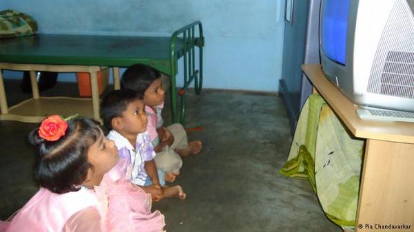 الجلوس أمام التلفاز يؤثر على كثافة عظام الأطفال