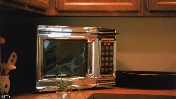 بريطانية تفقد إحدى عينيها بسبب الاستخدام الخاطئ للميكروويف