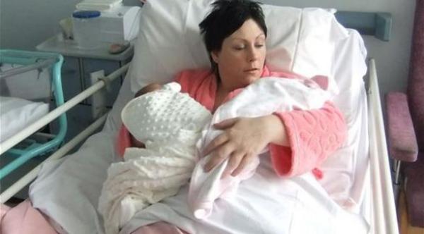 تضحي بطفلتها الأولى لتنقذ الثانية  بسبب فيروس قاتل للأجنة