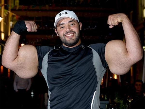  مصطفى يأكل كيلو ونصف دجاج ونصف كيلو لحم أو سمك يومياً