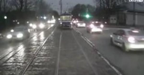 بالفيديو.. لحظة خروج تراموي عن مساره