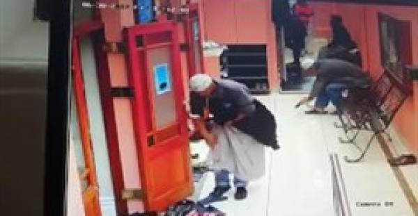شاهد.. شخص يسرق حذاء من أمام مسجد