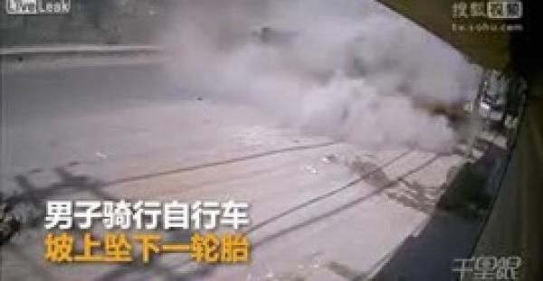 لحظة سقوط شاحنة من أعلى جسر وسحقها لـطريبورطور (فيديو)