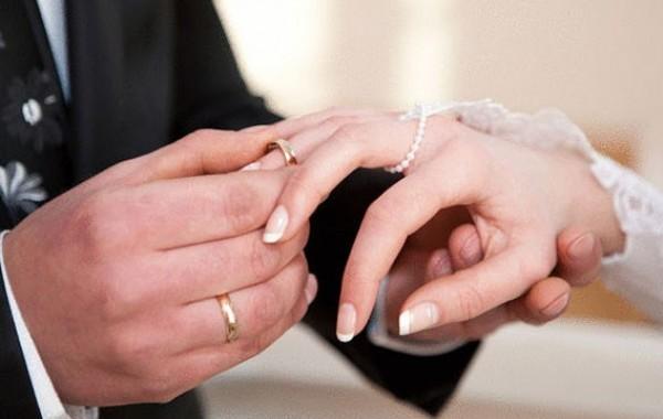 أمريكيان شابان يعقدان قرانهما بساحة جامع الفنا وسط اعجاب الحاضرين (فيديو)