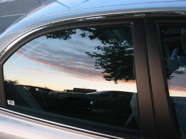 أم ترفض تحطيم نافذة سيارتها الفاخرة لإنقاذ طفلها