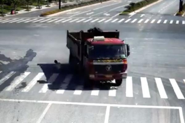 بالفيديو: راكب دراجة ينجو من الموت تحت عجلات شاحنة مسرعة