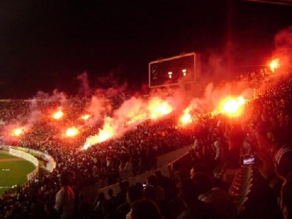 عقوبات تصل إلى 5 سنوات سجنا لمستعملي الشهب الاصطناعية بالملاعب المغربية