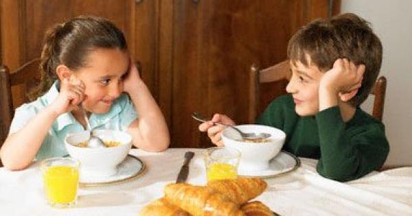 كيف تواجه مشكلة رفض طفلك لتناول الدواء؟