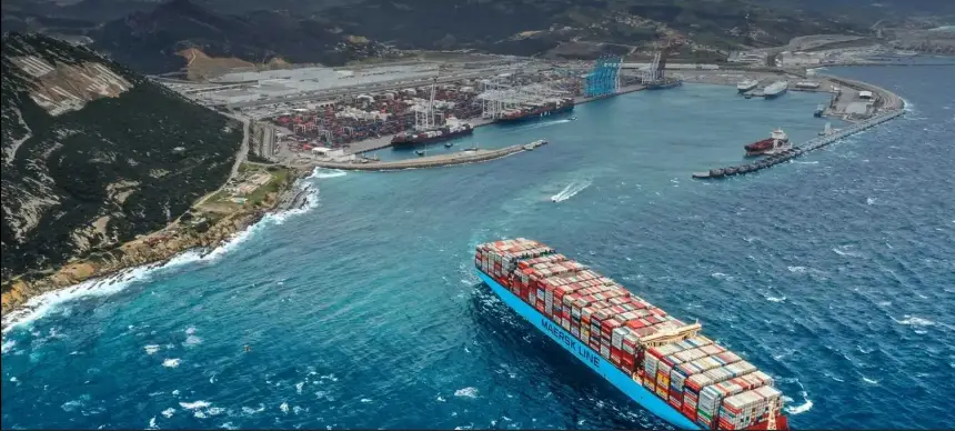 اختناق ملاحي غير مسبوق بـ"طنجة المتوسط".. أزمة الخليج تدفع عشرات السفن للانتظار قبالة سواحل المغرب