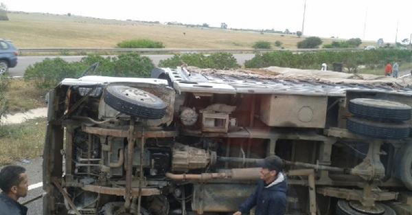 عاجل..انقلاب شاحنة تتسبب في قطع الطريق السيار بين الرباط والدار البيضاء