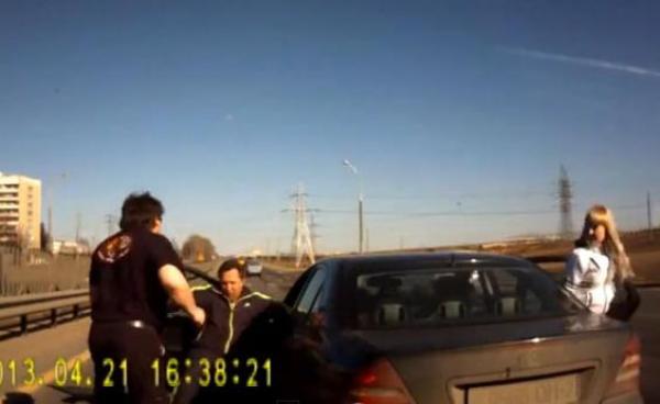 بالفيديو .. سائق يضرب عائلة كاملة داخل «مرسيدس»!