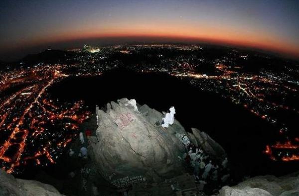 جبل النور وجهة رئيسية للحجاج بمختلف معتقداتهم