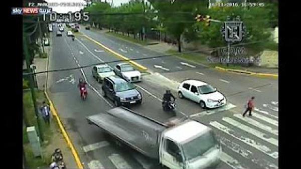 التفاني في العمل.. شرطي تعلق لمسافة طويلة بسيارة حاولت الهرب من مخالفة!