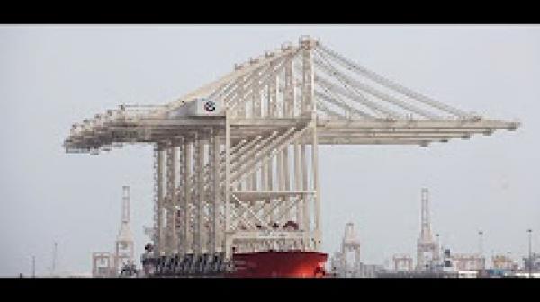 شاهد .. أقوى وأكبر الرافعات في العالم بميناء طنجة المتوسط