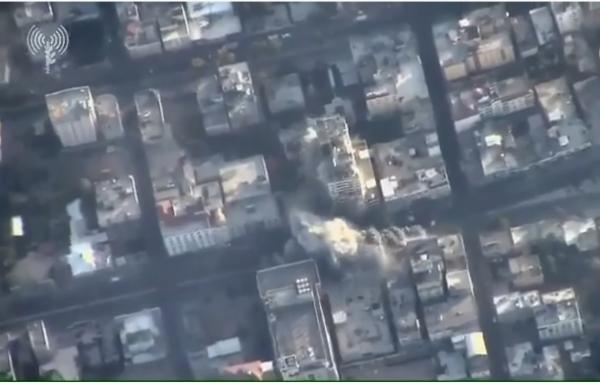 الجيش الإسرائيلي يوثق تدمير برج وسط مدينة غزة