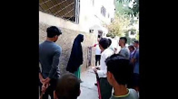 من فاس.. السكان يمسكون رجلا يلبس الجلابة والنقاب!