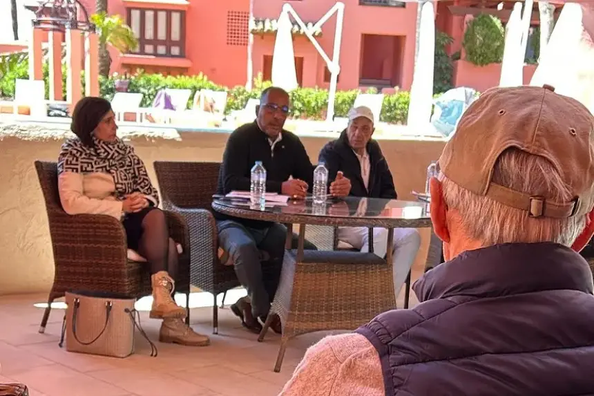 إسبانيا: بواب مغربي يتقاضى راتبًا سنويًا يتجاوز ما يحصل عليه عمدة مالقا